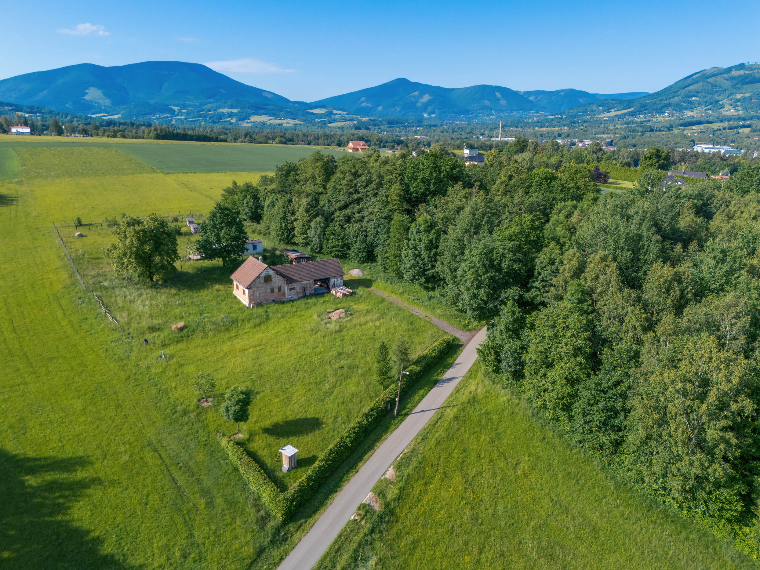Prodej starý dům v Beskydech s velkými pozemky