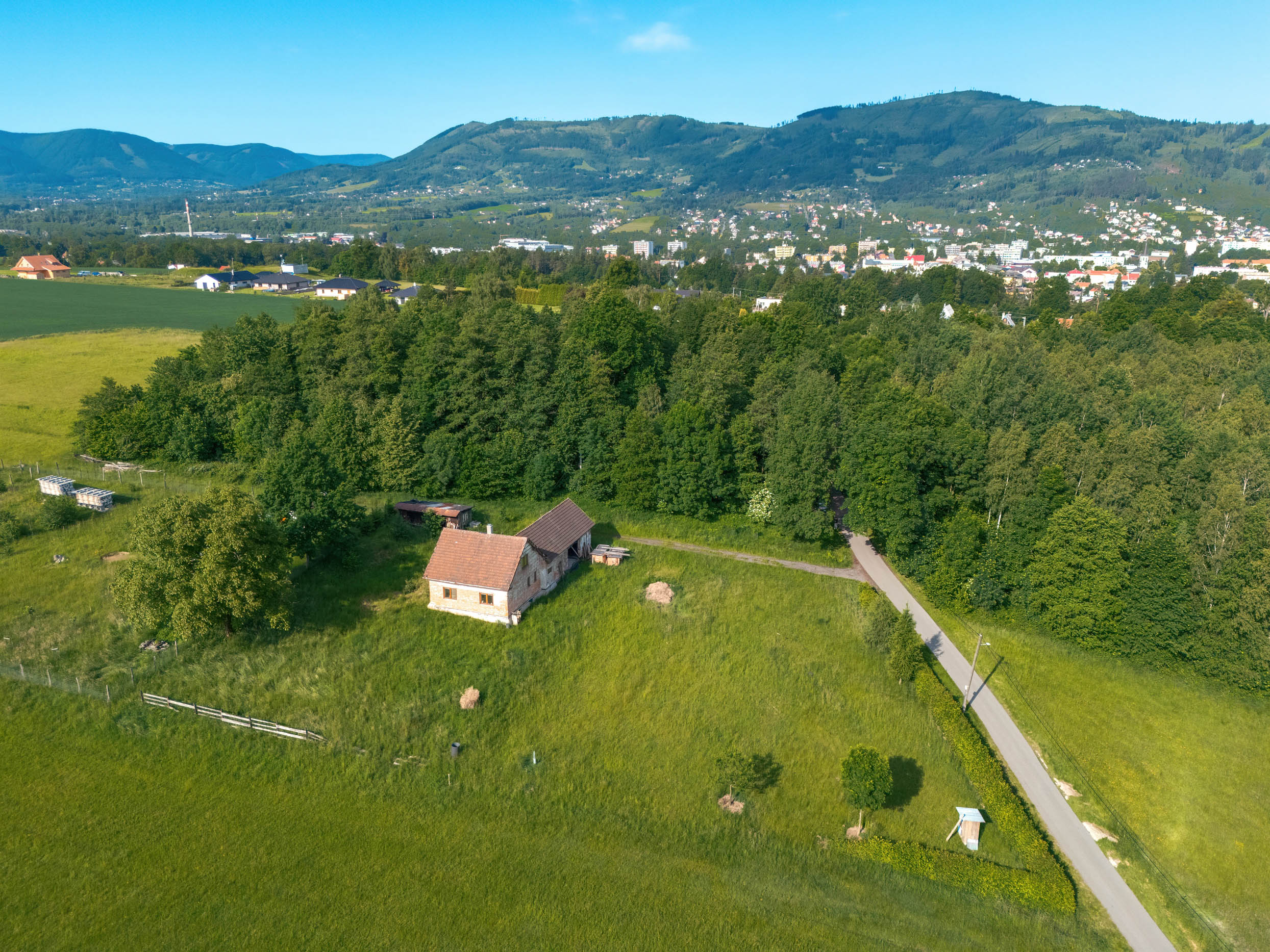 Prodej starý dům v Beskydech s velkými pozemky