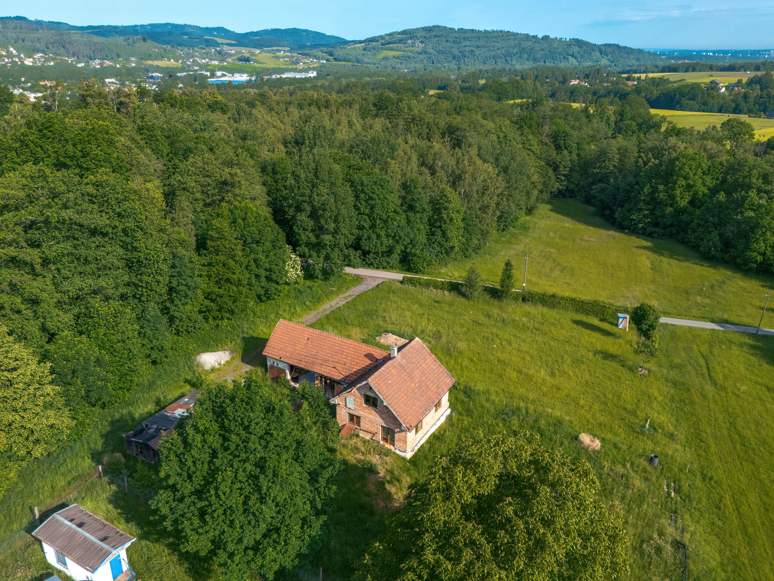 Prodej stoletý dům v Beskydech s velkými pozemky