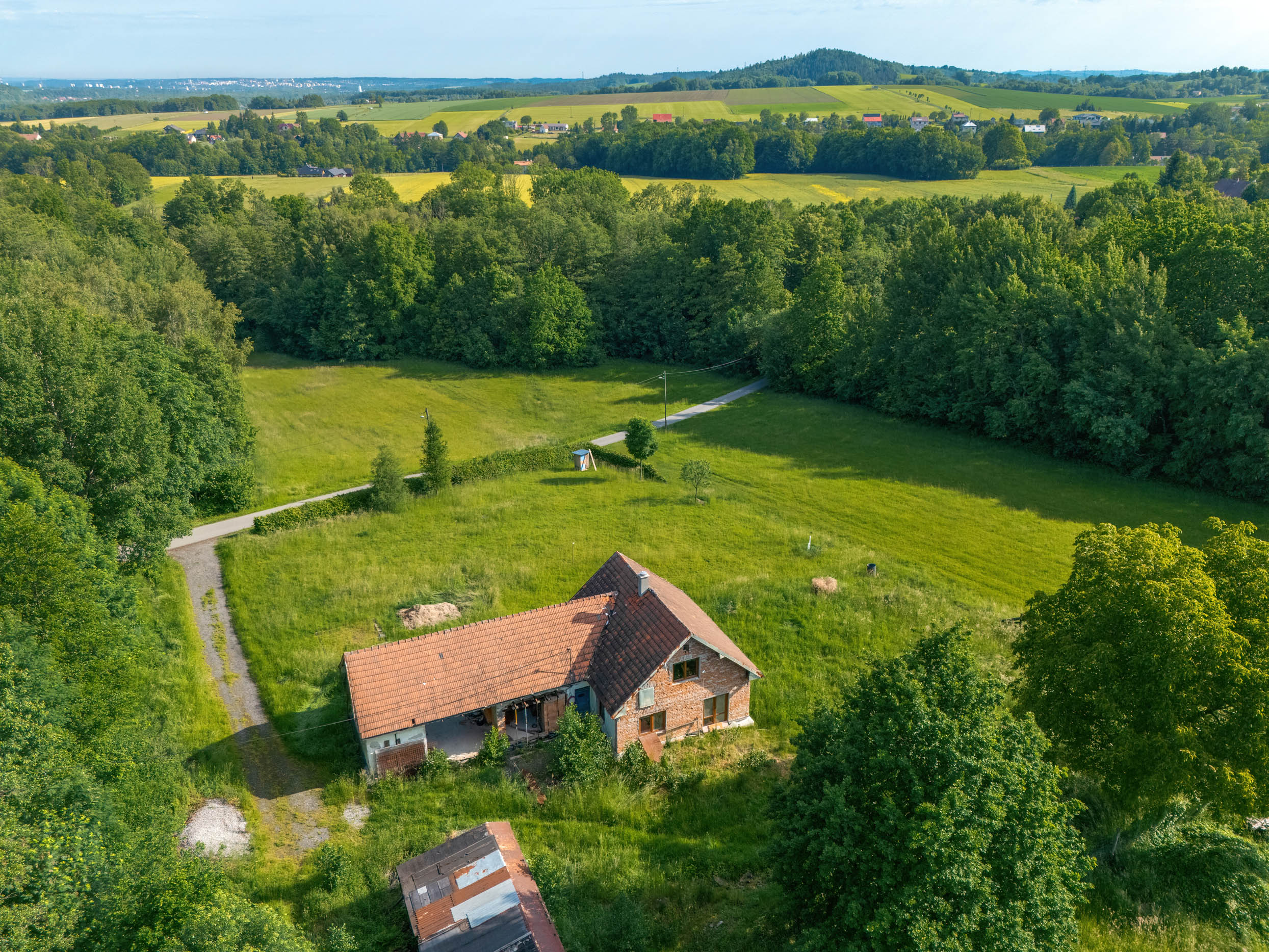 Prodej stoletý dům v Beskydech s velkými pozemky