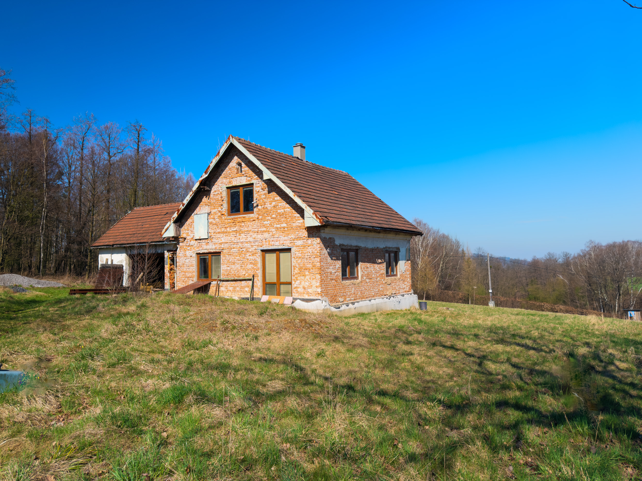 Prodej stoletý dům v Beskydech s velkými pozemky